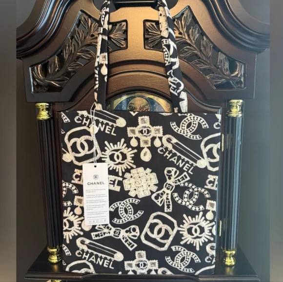 NEW Chanel Employee Gift Monochrome Graphic Tote - Picture 5 of 7